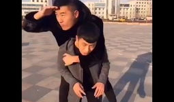 瘸子走路的短视频,短视频中的生活瞬间